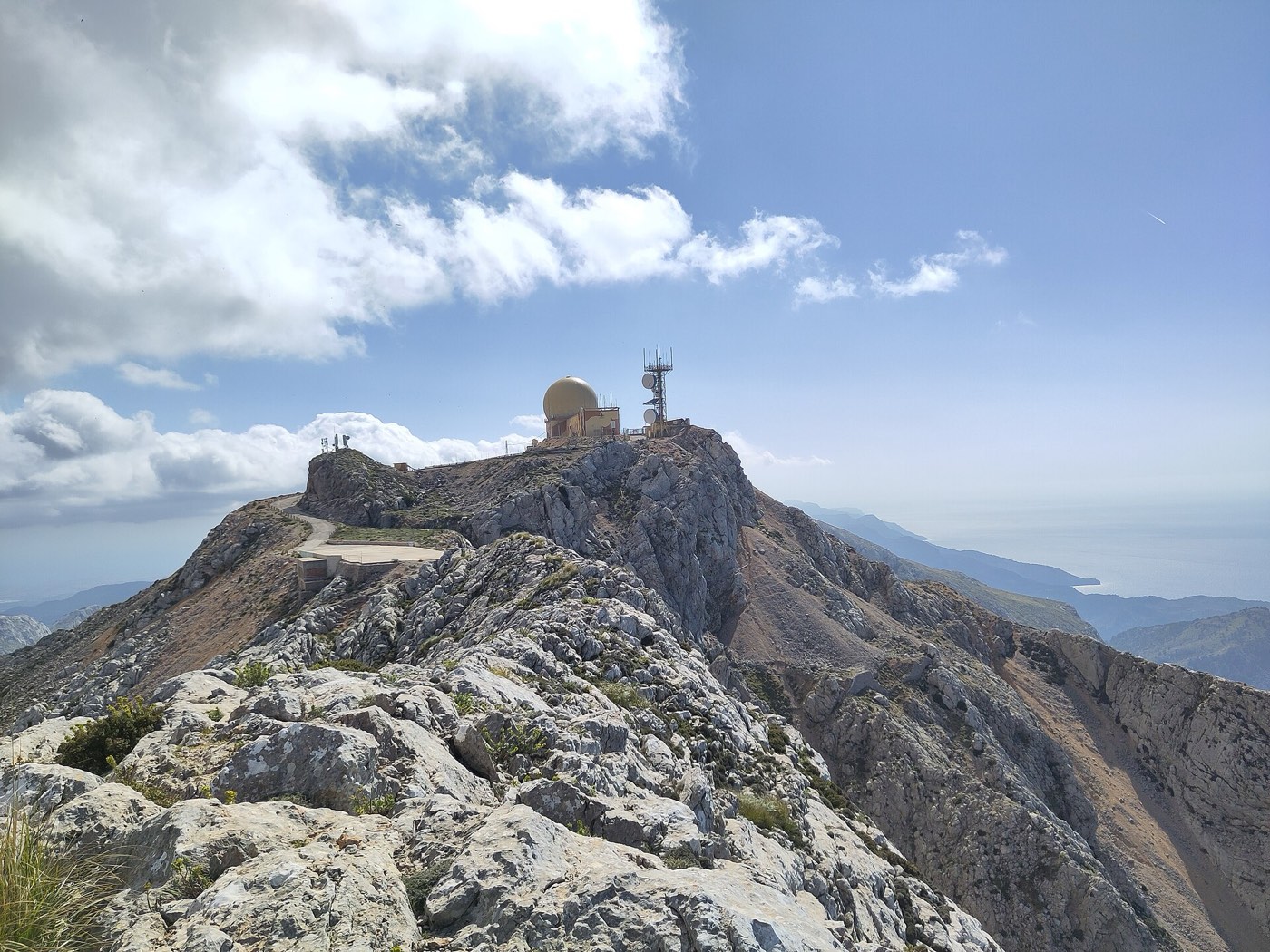 La carena cimera del Puig Major amb la seva cúpula de radar daurada a 1.436 m, i els penya-segats marítims caient cap a la calitja a la dreta