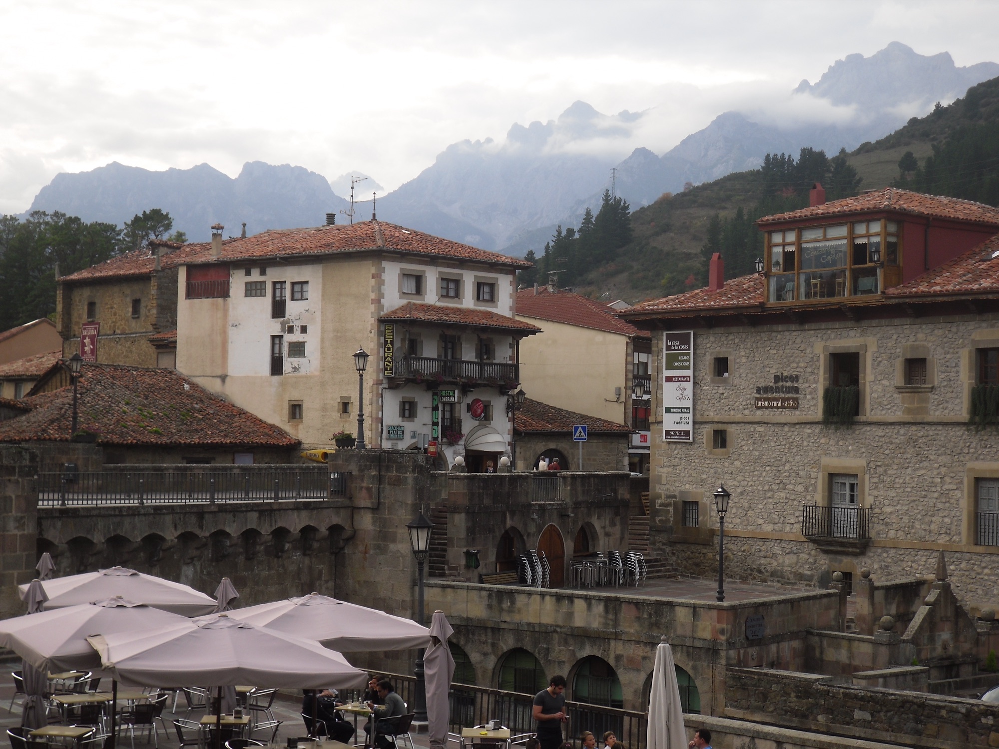 El poble de Potes amb els cims dels Picos de Europa alçant-se escarpats rere els seus terrats