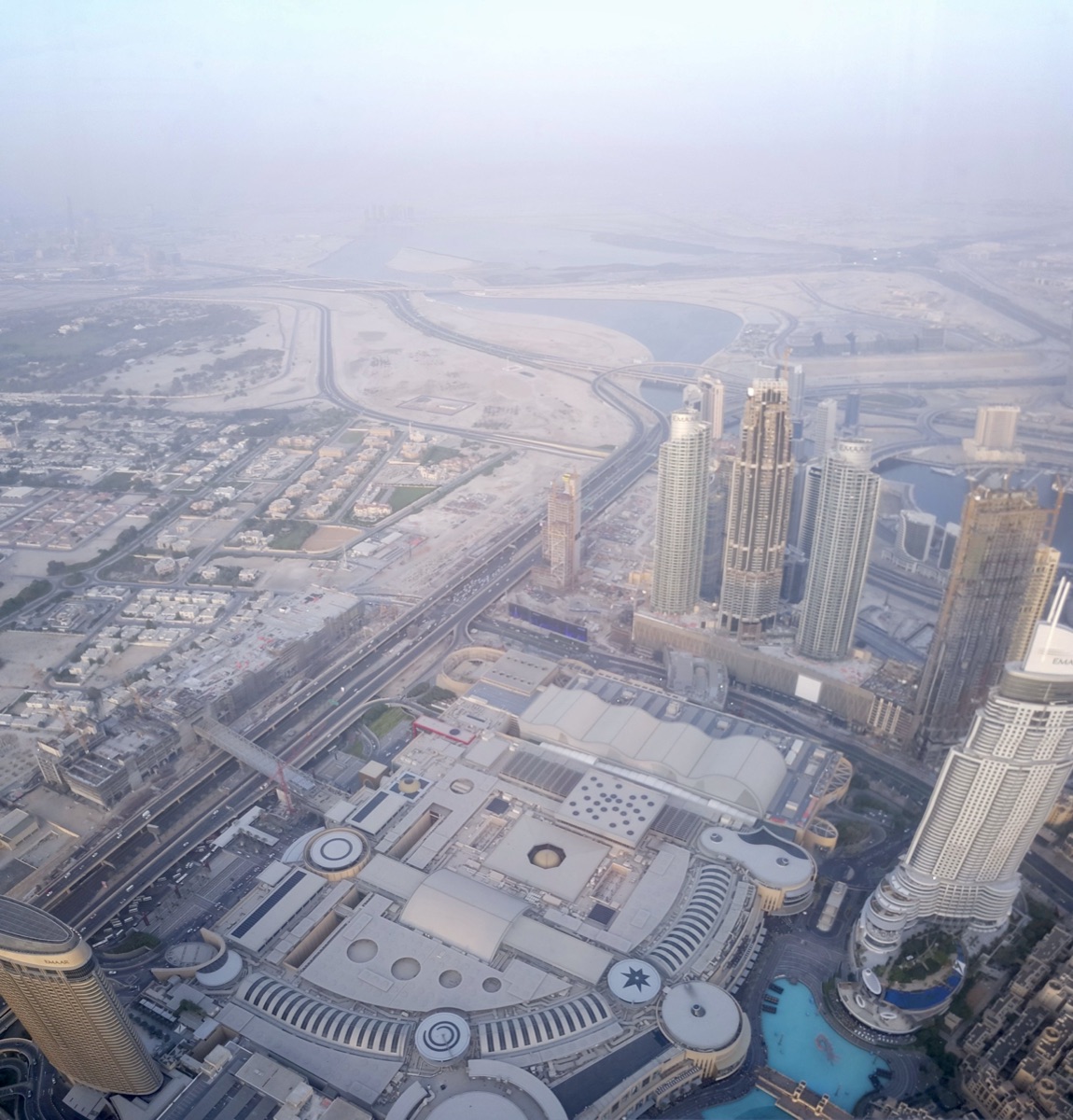 Vista desde el mirador de la planta 148 del Burj Khalifa: el centro de Dubái justo debajo, y la ciudad disolviéndose en un muro de calima mucho antes del horizonte