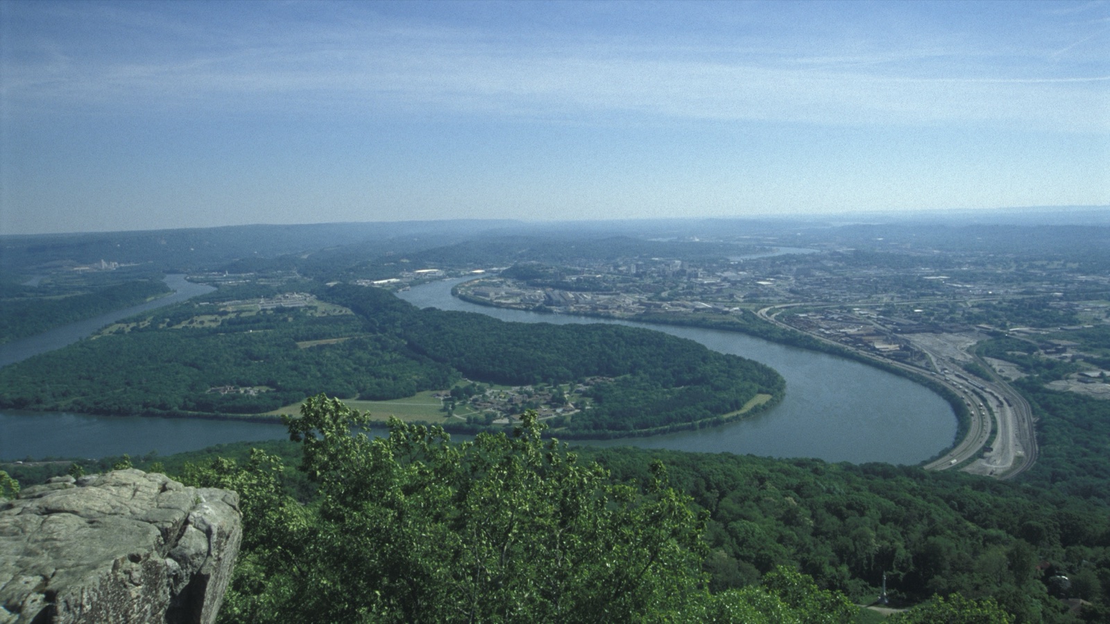 La vista desde Lookout Mountain: el río Tennessee rodeando Moccasin Bend, Chattanooga al fondo y sierras lejanas difuminándose en la calima