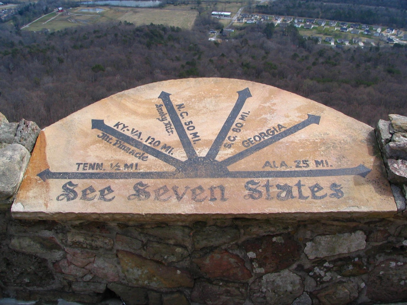 La placa metálica "See Seven States" en Lover's Leap: una brújula grabada con la dirección y la distancia en millas a cada uno de los siete estados reclamados